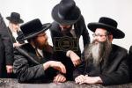 מעמד חלוקת הירושה אויף די כלי כסף וזהב פון כ"ק בעל ברך משה זצ"ל, אין שטוב פון הרבני הנגיד בונה ומקים ר' ליפא פריעדמאן הי"ו בן הרה"ח ר' משה שליט"א משב"ק. 