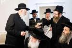 מעמד חלוקת הירושה אויף די כלי כסף וזהב פון כ"ק בעל ברך משה זצ"ל, אין שטוב פון הרבני הנגיד בונה ומקים ר' ליפא פריעדמאן הי"ו בן הרה"ח ר' משה שליט"א משב"ק. 