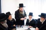 מעמד חלוקת הירושה אויף די כלי כסף וזהב פון כ"ק בעל ברך משה זצ"ל, אין שטוב פון הרבני הנגיד בונה ומקים ר' ליפא פריעדמאן הי"ו בן הרה"ח ר' משה שליט"א משב"ק. 
