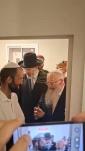 קביעת מזוזה דורך הרב שמואל אליהו אינעם איבערגעבויטן הויז פון עמיחי שינדלער, אן איבערלעבער פון די אקטאבער 7 אטאקעס אין כרם שלום