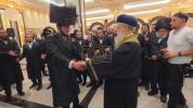 זעט: הראשון לציון הרב דוד יוסף טאנצט ביי די חתונה פון משה ראטענבערג אין בית שמש