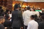 הגאון הרב יצחק דוד גרוסמאן שליט"א ווערט געזען ביים זינגען דעם באקאנטן ניגון "מה שהיה היה... אבא תחדש אותי לגמרי".