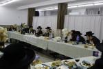 רירנדע מעמד "כינוס המצילים" פארגאנגענע וואך מיטוואך פרשת כי תצא למלחמה נעמט צונויף קרוב צו 60 געטרייע ארבייטער און עקסנים אינערהאלב די הצלה מגיוס אפיסעס שע"י קרן ויואל משה;&nbsp;מעמד הנהדר באשיינט בראשות הגה"צ אב"ד סאטמאר ירושלים שליט"א