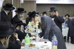רירנדע מעמד "כינוס המצילים" פארגאנגענע וואך מיטוואך פרשת כי תצא למלחמה נעמט צונויף קרוב צו 60 געטרייע ארבייטער און עקסנים אינערהאלב די הצלה מגיוס אפיסעס שע"י קרן ויואל משה;&nbsp;מעמד הנהדר באשיינט בראשות הגה"צ אב"ד סאטמאר ירושלים שליט"א