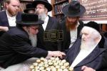 מעמד ברכת השנה פאר די נדיבים ותורמים פון 'מוסדות סאטמאר' אין ירושלים. במעון הקודש פון כ"ק גאב"ד ירושלים שליט"א, אפצייכענדיג צוואנציג יאר פון די גרונדונג פון די מוסדות