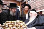 מעמד ברכת השנה פאר די נדיבים ותורמים פון 'מוסדות סאטמאר' אין ירושלים. במעון הקודש פון כ"ק גאב"ד ירושלים שליט"א, אפצייכענדיג צוואנציג יאר פון די גרונדונג פון די מוסדות