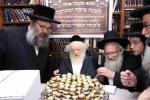 מעמד ברכת השנה פאר די נדיבים ותורמים פון 'מוסדות סאטמאר' אין ירושלים. במעון הקודש פון כ"ק גאב"ד ירושלים שליט"א, אפצייכענדיג צוואנציג יאר פון די גרונדונג פון די מוסדות