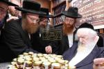 מעמד ברכת השנה פאר די נדיבים ותורמים פון 'מוסדות סאטמאר' אין ירושלים. במעון הקודש פון כ"ק גאב"ד ירושלים שליט"א, אפצייכענדיג צוואנציג יאר פון די גרונדונג פון די מוסדות