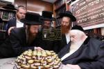 מעמד ברכת השנה פאר די נדיבים ותורמים פון 'מוסדות סאטמאר' אין ירושלים. במעון הקודש פון כ"ק גאב"ד ירושלים שליט"א, אפצייכענדיג צוואנציג יאר פון די גרונדונג פון די מוסדות