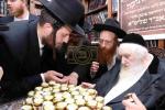 מעמד ברכת השנה פאר די נדיבים ותורמים פון 'מוסדות סאטמאר' אין ירושלים. במעון הקודש פון כ"ק גאב"ד ירושלים שליט"א, אפצייכענדיג צוואנציג יאר פון די גרונדונג פון די מוסדות