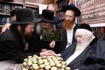 מעמד ברכת השנה פאר די נדיבים ותורמים פון 'מוסדות סאטמאר' אין ירושלים. במעון הקודש פון כ"ק גאב"ד ירושלים שליט"א, אפצייכענדיג צוואנציג יאר פון די גרונדונג פון די מוסדות