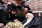 מעמד ברכת השנה פאר די נדיבים ותורמים פון 'מוסדות סאטמאר' אין ירושלים. במעון הקודש פון כ"ק גאב"ד ירושלים שליט"א, אפצייכענדיג צוואנציג יאר פון די גרונדונג פון די מוסדות