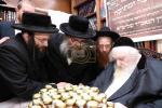 מעמד ברכת השנה פאר די נדיבים ותורמים פון 'מוסדות סאטמאר' אין ירושלים. במעון הקודש פון כ"ק גאב"ד ירושלים שליט"א, אפצייכענדיג צוואנציג יאר פון די גרונדונג פון די מוסדות