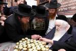 מעמד ברכת השנה פאר די נדיבים ותורמים פון 'מוסדות סאטמאר' אין ירושלים. במעון הקודש פון כ"ק גאב"ד ירושלים שליט"א, אפצייכענדיג צוואנציג יאר פון די גרונדונג פון די מוסדות