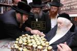 מעמד ברכת השנה פאר די נדיבים ותורמים פון 'מוסדות סאטמאר' אין ירושלים. במעון הקודש פון כ"ק גאב"ד ירושלים שליט"א, אפצייכענדיג צוואנציג יאר פון די גרונדונג פון די מוסדות