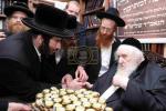 מעמד ברכת השנה פאר די נדיבים ותורמים פון 'מוסדות סאטמאר' אין ירושלים. במעון הקודש פון כ"ק גאב"ד ירושלים שליט"א, אפצייכענדיג צוואנציג יאר פון די גרונדונג פון די מוסדות