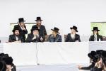 בילדער גאלערי: כ"ק אדמו"ר מבאבוב-45 שליט"א ביים באזוכן און אפרעכטן מסיבות סוף פון 'זמן הקיץ' אין די פיר זומער קעמפס פון די באבוב 45 ישיבות.