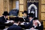 בילדער גאלערי: כ"ק אדמו"ר מבאבוב-45 שליט"א ביים באזוכן און אפרעכטן מסיבות סוף פון 'זמן הקיץ' אין די פיר זומער קעמפס פון די באבוב 45 ישיבות.