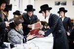 בילדער גאלערי: כ"ק אדמו"ר מבאבוב-45 שליט"א ביים באזוכן און אפרעכטן מסיבות סוף פון 'זמן הקיץ' אין די פיר זומער קעמפס פון די באבוב 45 ישיבות.