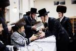 בילדער גאלערי: כ"ק אדמו"ר מבאבוב-45 שליט"א ביים באזוכן און אפרעכטן מסיבות סוף פון 'זמן הקיץ' אין די פיר זומער קעמפס פון די באבוב 45 ישיבות.