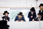 בילדער גאלערי: כ"ק אדמו"ר מבאבוב-45 שליט"א ביים באזוכן און אפרעכטן מסיבות סוף פון 'זמן הקיץ' אין די פיר זומער קעמפס פון די באבוב 45 ישיבות.