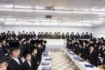 בילדער גאלערי: כ"ק אדמו"ר מבאבוב-45 שליט"א ביים באזוכן און אפרעכטן מסיבות סוף פון 'זמן הקיץ' אין די פיר זומער קעמפס פון די באבוב 45 ישיבות.
