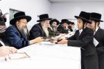 בילדער גאלערי: כ"ק אדמו"ר מבאבוב-45 שליט"א ביים באזוכן און אפרעכטן מסיבות סוף פון 'זמן הקיץ' אין די פיר זומער קעמפס פון די באבוב 45 ישיבות.