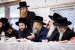 בילדער גאלערי: כ"ק אדמו"ר מבאבוב-45 שליט"א ביים באזוכן און אפרעכטן מסיבות סוף פון 'זמן הקיץ' אין די פיר זומער קעמפס פון די באבוב 45 ישיבות.