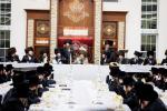 בילדער גאלערי: כ"ק אדמו"ר מבאבוב-45 שליט"א ביים באזוכן און אפרעכטן מסיבות סוף פון 'זמן הקיץ' אין די פיר זומער קעמפס פון די באבוב 45 ישיבות.