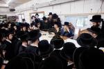 בילדער גאלערי: כ"ק אדמו"ר מבאבוב-45 שליט"א ביים באזוכן און אפרעכטן מסיבות סוף פון 'זמן הקיץ' אין די פיר זומער קעמפס פון די באבוב 45 ישיבות.