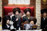 בילדער גאלערי: כ"ק אדמו"ר מבאבוב-45 שליט"א ביים באזוכן און אפרעכטן מסיבות סוף פון 'זמן הקיץ' אין די פיר זומער קעמפס פון די באבוב 45 ישיבות.