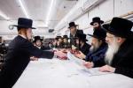 בילדער גאלערי: כ"ק אדמו"ר מבאבוב-45 שליט"א ביים באזוכן און אפרעכטן מסיבות סוף פון 'זמן הקיץ' אין די פיר זומער קעמפס פון די באבוב 45 ישיבות.