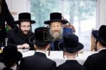 בילדער גאלערי: כ"ק אדמו"ר מבאבוב-45 שליט"א ביים באזוכן און אפרעכטן מסיבות סוף פון 'זמן הקיץ' אין די פיר זומער קעמפס פון די באבוב 45 ישיבות.