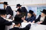 בילדער גאלערי: כ"ק אדמו"ר מבאבוב-45 שליט"א ביים באזוכן און אפרעכטן מסיבות סוף פון 'זמן הקיץ' אין די פיר זומער קעמפס פון די באבוב 45 ישיבות.