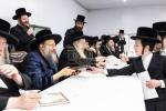 בילדער גאלערי: כ"ק אדמו"ר מבאבוב-45 שליט"א ביים באזוכן און אפרעכטן מסיבות סוף פון 'זמן הקיץ' אין די פיר זומער קעמפס פון די באבוב 45 ישיבות.