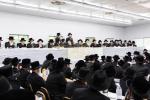 בילדער גאלערי: כ"ק אדמו"ר מבאבוב-45 שליט"א ביים באזוכן און אפרעכטן מסיבות סוף פון 'זמן הקיץ' אין די פיר זומער קעמפס פון די באבוב 45 ישיבות.