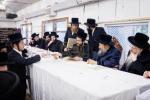 בילדער גאלערי: כ"ק אדמו"ר מבאבוב-45 שליט"א ביים באזוכן און אפרעכטן מסיבות סוף פון 'זמן הקיץ' אין די פיר זומער קעמפס פון די באבוב 45 ישיבות.