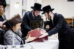 בילדער גאלערי: כ"ק אדמו"ר מבאבוב-45 שליט"א ביים באזוכן און אפרעכטן מסיבות סוף פון 'זמן הקיץ' אין די פיר זומער קעמפס פון די באבוב 45 ישיבות.
