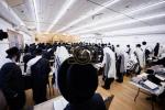 בילדער גאלערי: כ"ק אדמו"ר מבאבוב-45 שליט"א ביים באזוכן און אפרעכטן מסיבות סוף פון 'זמן הקיץ' אין די פיר זומער קעמפס פון די באבוב 45 ישיבות.