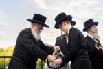 מעמד הנחת אבן הפינה בראשות הרה"צ רבי אהרן מענדיל שליט"א פאר די נייע "קינדער ביהמ"ד" אין מחנה תולדות יעקב יוסף דחסידי סקווירא אין סוואן לעיק | בילדער