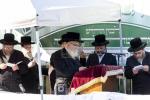 מעמד הנחת אבן הפינה בראשות הרה"צ רבי אהרן מענדיל שליט"א פאר די נייע "קינדער ביהמ"ד" אין מחנה תולדות יעקב יוסף דחסידי סקווירא אין סוואן לעיק | בילדער