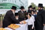 מעמד הנחת אבן הפינה בראשות הרה"צ רבי אהרן מענדיל שליט"א פאר די נייע "קינדער ביהמ"ד" אין מחנה תולדות יעקב יוסף דחסידי סקווירא אין סוואן לעיק | בילדער