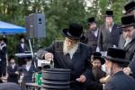 מעמד הנחת אבן הפינה בראשות הרה"צ רבי אהרן מענדיל שליט"א פאר די נייע "קינדער ביהמ"ד" אין מחנה תולדות יעקב יוסף דחסידי סקווירא אין סוואן לעיק | בילדער