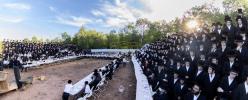 מעמד הנחת אבן הפינה בראשות הרה"צ רבי אהרן מענדיל שליט"א פאר די נייע "קינדער ביהמ"ד" אין מחנה תולדות יעקב יוסף דחסידי סקווירא אין סוואן לעיק | בילדער