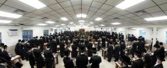 מעמד הנחת אבן הפינה בראשות הרה"צ רבי אהרן מענדיל שליט"א פאר די נייע "קינדער ביהמ"ד" אין מחנה תולדות יעקב יוסף דחסידי סקווירא אין סוואן לעיק | בילדער