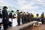 מעמד הנחת אבן הפינה בראשות הרה"צ רבי אהרן מענדיל שליט"א פאר די נייע "קינדער ביהמ"ד" אין מחנה תולדות יעקב יוסף דחסידי סקווירא אין סוואן לעיק | בילדער