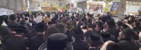 Main image for ווידעא: הונדערטער אידן דעם מוצאי שבת אין אומן ביי סליחות