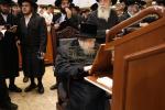 באזוך פונעם ראשון לציון, הרב יצחק יוסף שליט"א, ביי כ"ק אדמו"ר מבעלזא שליט"א.