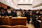באזוך פונעם ראשון לציון, הרב יצחק יוסף שליט"א, ביי כ"ק אדמו"ר מבעלזא שליט"א.