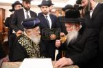 באזוך פונעם ראשון לציון, הרב יצחק יוסף שליט"א, ביי כ"ק אדמו"ר מבעלזא שליט"א.